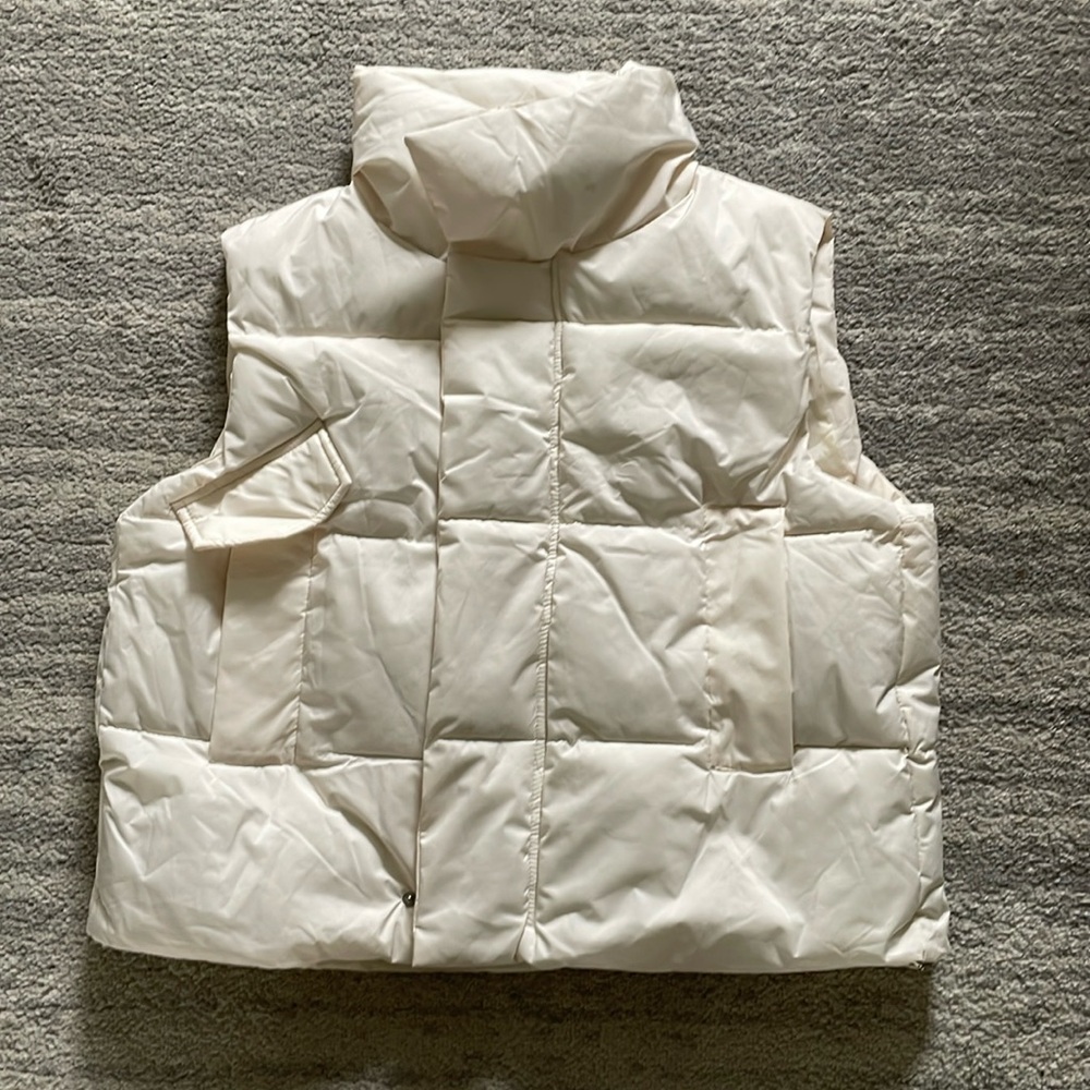 Women’s oversized puffer vest. Ivory.